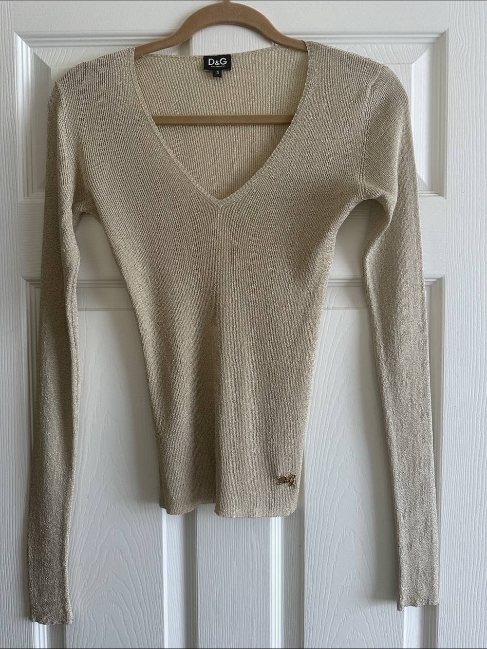 D&G Women's  Vintage V-Neck Stretch Sweater  in Beige with Gold Sheen D&G Logo